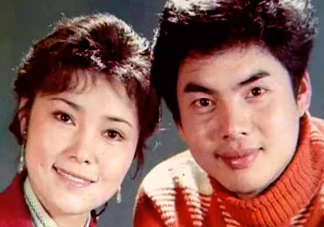 姜黎黎罕曬夫妻合影秀恩愛，66歲凍齡有術，小3歲老公已鬚髮皆白