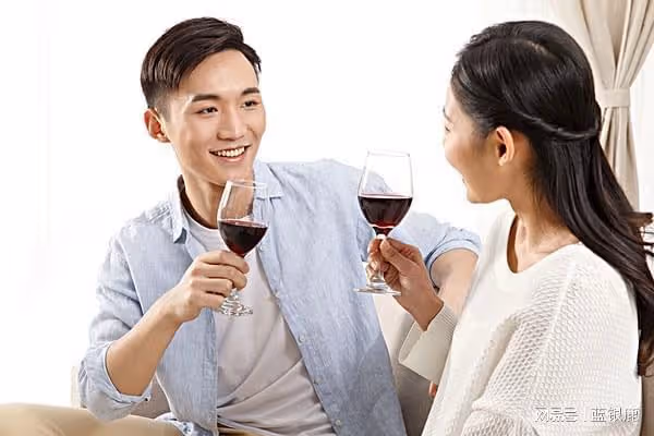 前夫和我喝了幾杯紅酒，我紅著臉讓他住這，他如臨大敵放下碗要走