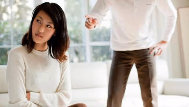 44歲女人後悔：出軌樓下男鄰居5年，被發現後迎來最狠的報復