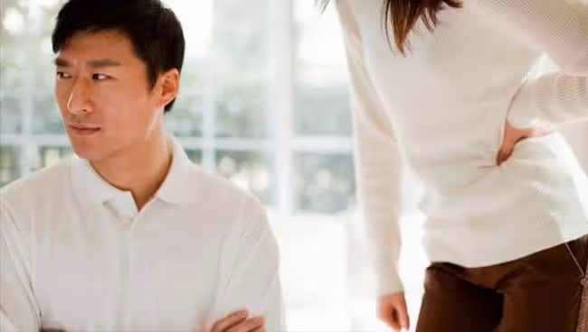 44歲女人後悔：出軌樓下男鄰居5年，被發現後迎來最狠的報復