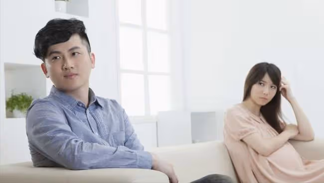 44歲女人後悔：出軌樓下男鄰居5年，被發現後迎來最狠的報復