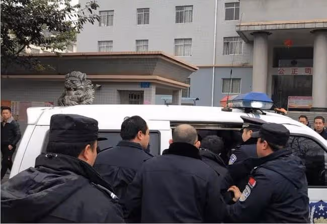 44歲女人後悔：出軌樓下男鄰居5年，被發現後迎來最狠的報復