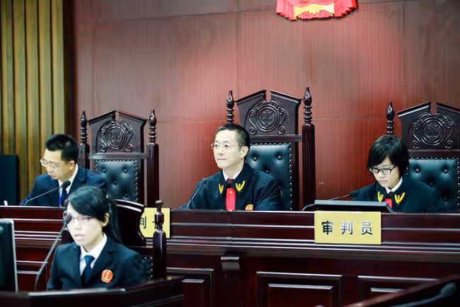 44歲女人後悔：出軌樓下男鄰居5年，被發現後迎來最狠的報復