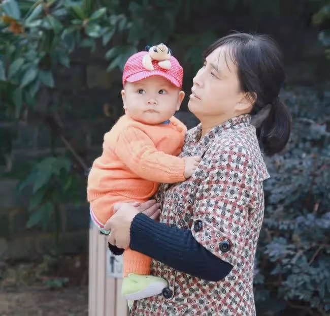 婆婆把孩子照顧的挺好，我卻悔的場子都青了，大家千萬別學我