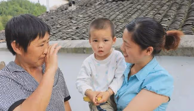 婆婆把孩子照顧的挺好，我卻悔的場子都青了，大家千萬別學我