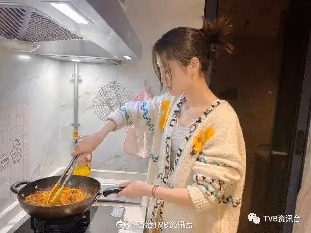 張馨月炮製脆皮五花肉！被網民發現林峯家廚房太小