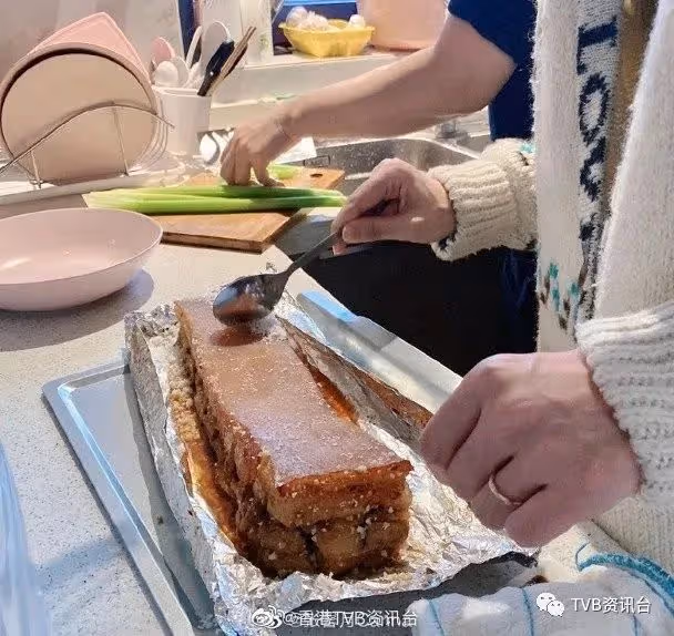 張馨月炮製脆皮五花肉！被網民發現林峯家廚房太小