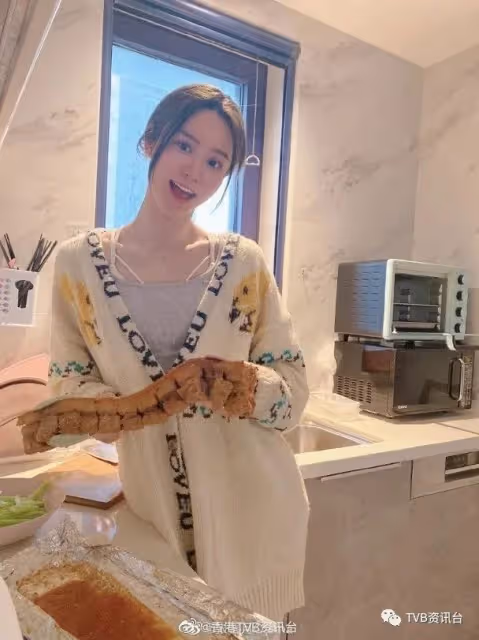 張馨月炮製脆皮五花肉！被網民發現林峯家廚房太小