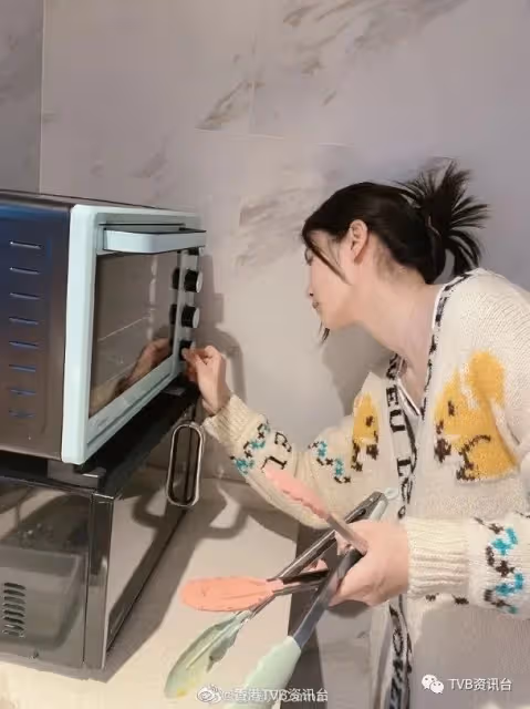 張馨月炮製脆皮五花肉！被網民發現林峯家廚房太小