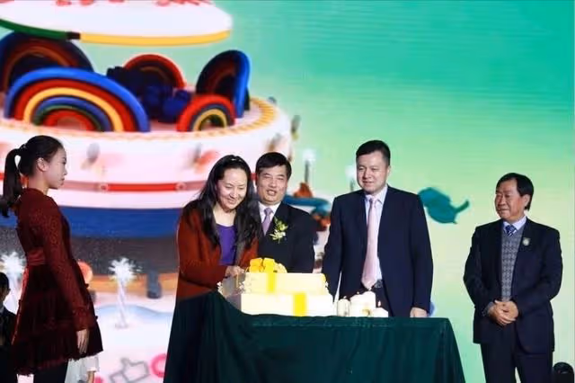 14年後再看孟晚舟才明白:嫁小三歲丈夫劉曉棕的她,到底有多幸福