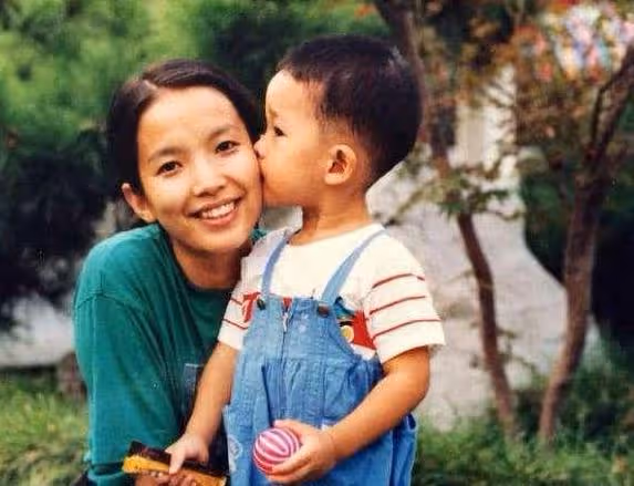 「老戲骨」張豐毅：娶小12歲嬌妻不生孩子，卻對親生兒子冷嘲熱諷