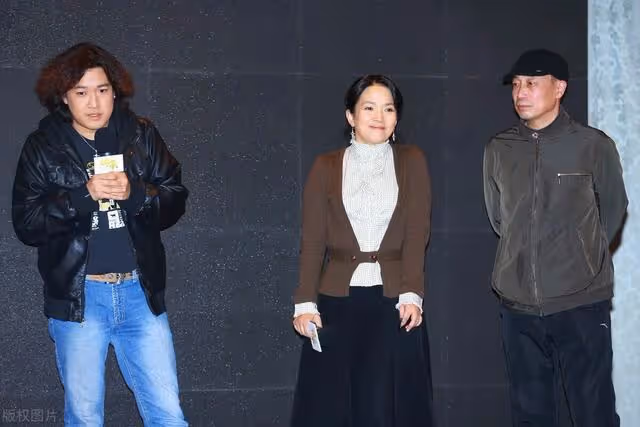 「老戲骨」張豐毅:娶小12歲嬌妻不生孩子,卻對親生兒子冷嘲熱諷