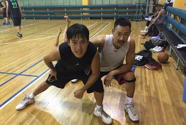 「老戲骨」張豐毅:娶小12歲嬌妻不生孩子,卻對親生兒子冷嘲熱諷
