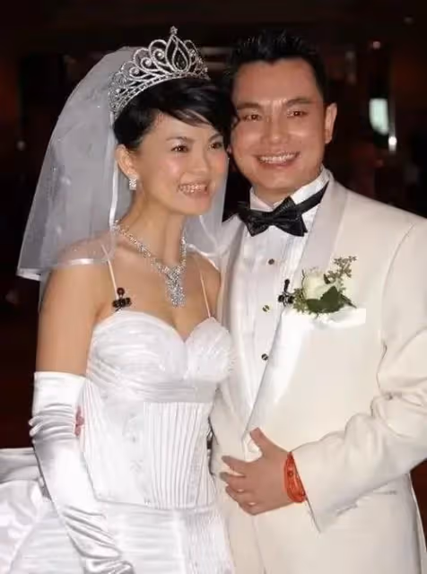 王岳倫深夜發博官宣離婚，踩一捧一暗示李湘早已出軌？