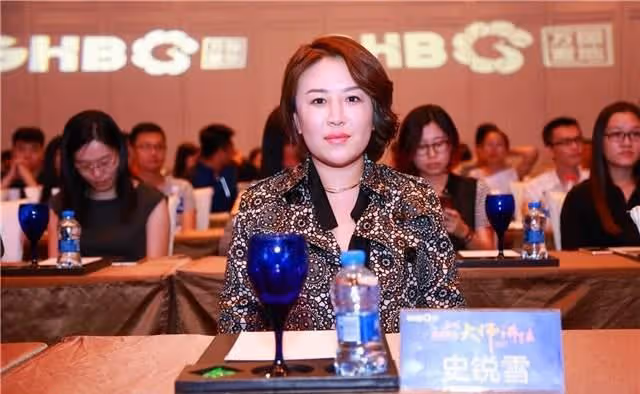「蛇蠍美人」史銳雪：捲走上億跑美國，高曉松、郎咸平曾為其站台