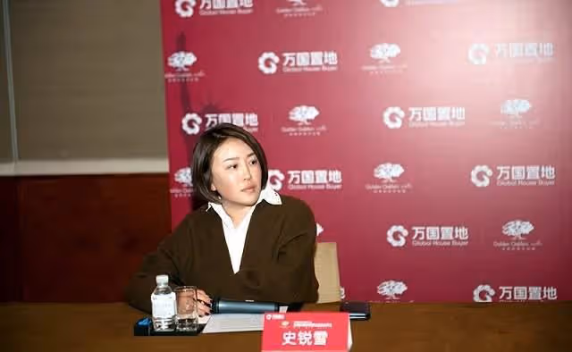 「蛇蠍美人」史銳雪：捲走上億跑美國，高曉松、郎咸平曾為其站台