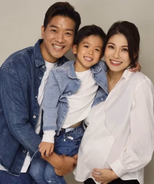 5億駙馬黎諾懿再當爸，攜妻兒拍全家福，妻子臨盆在即四肢仍纖細
