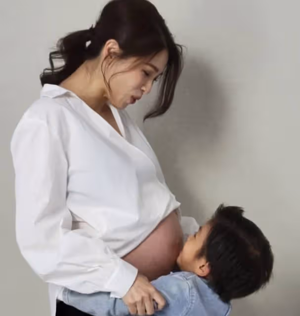 5億駙馬黎諾懿再當爸，攜妻兒拍全家福，妻子臨盆在即四肢仍纖細