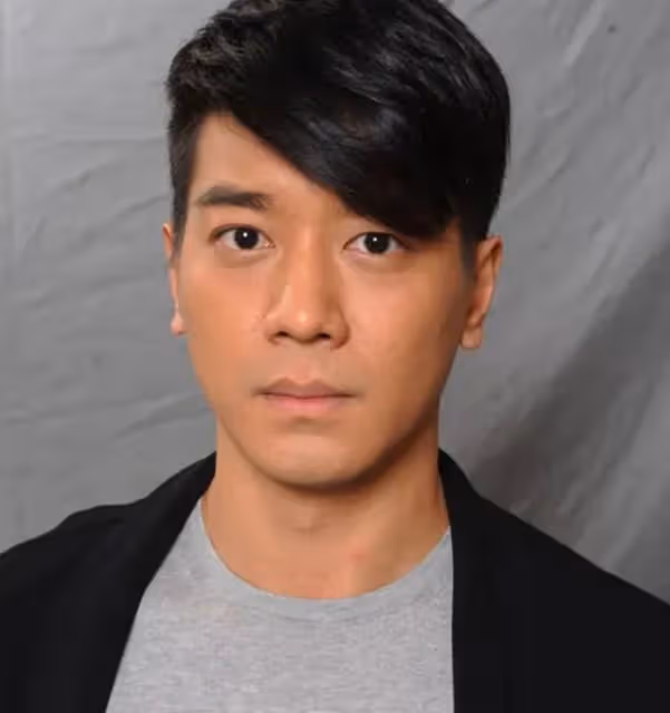 5億駙馬黎諾懿再當爸，攜妻兒拍全家福，妻子臨盆在即四肢仍纖細