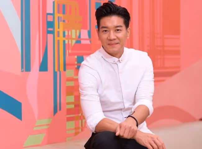 5億駙馬黎諾懿再當爸，攜妻兒拍全家福，妻子臨盆在即四肢仍纖細