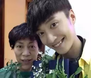 喬任梁去世五年,爸媽也被網絡暴力,他們的堅強樂觀有多感人