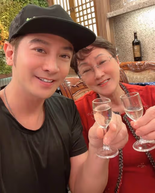 孫耀威攜妻移居內地一年半，年邁老母過於思念，獨自坐飛機來探親