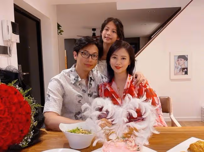 孫耀威攜妻移居內地一年半，年邁老母過於思念，獨自坐飛機來探親