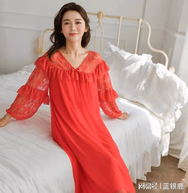 我看到了老公藏的黑色真絲睡衣。我過生日他卻送我了紅色睡衣