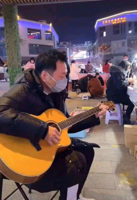 黎耀祥貼地打扮體驗民生，街頭擺地攤又彈又唱，鮮少有人光顧