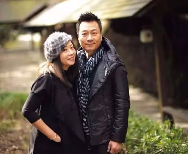 黎耀祥貼地打扮體驗民生，街頭擺地攤又彈又唱，鮮少有人光顧