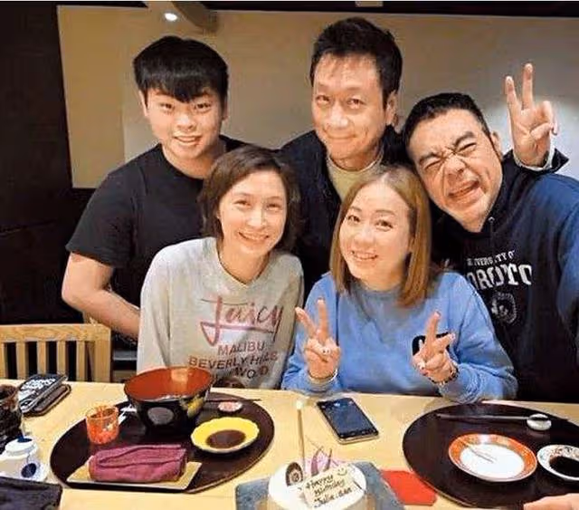 黎耀祥貼地打扮體驗民生，街頭擺地攤又彈又唱，鮮少有人光顧