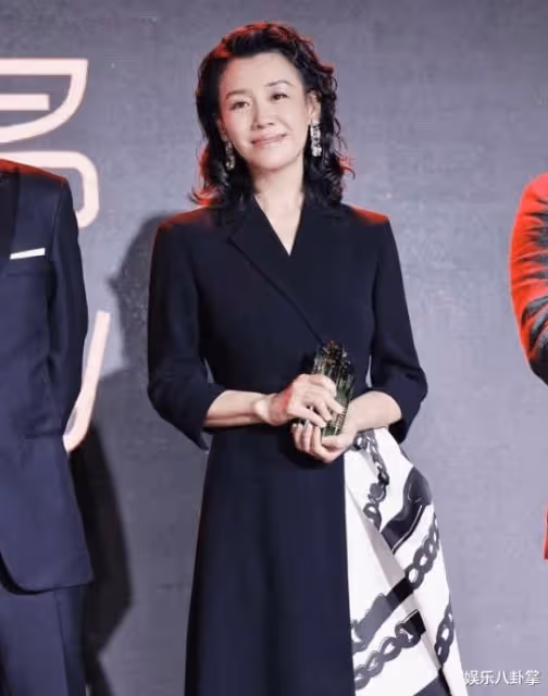 大娘子劉琳,被名導拋棄後,賭氣嫁平凡老公,如今47歲被寵成公主