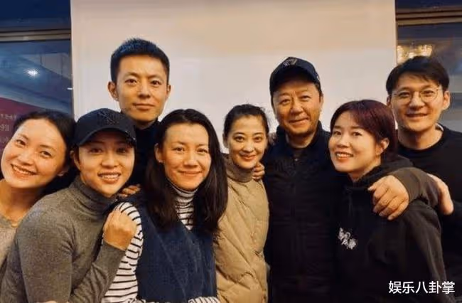 大娘子劉琳,被名導拋棄後,賭氣嫁平凡老公,如今47歲被寵成公主