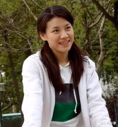 大娘子劉琳,被名導拋棄後,賭氣嫁平凡老公,如今47歲被寵成公主