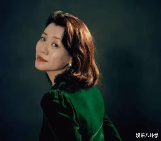 大娘子劉琳,被名導拋棄後,賭氣嫁平凡老公,如今47歲被寵成公主
