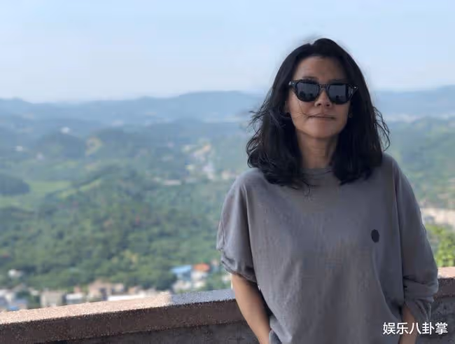 大娘子劉琳,被名導拋棄後,賭氣嫁平凡老公,如今47歲被寵成公主