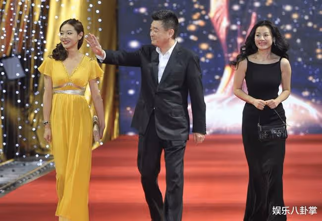 大娘子劉琳,被名導拋棄後,賭氣嫁平凡老公,如今47歲被寵成公主