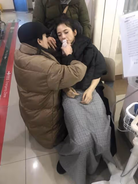 明星的紅毯意外有多驚險?有人被撲倒強吻,有人身體不適直接暈倒