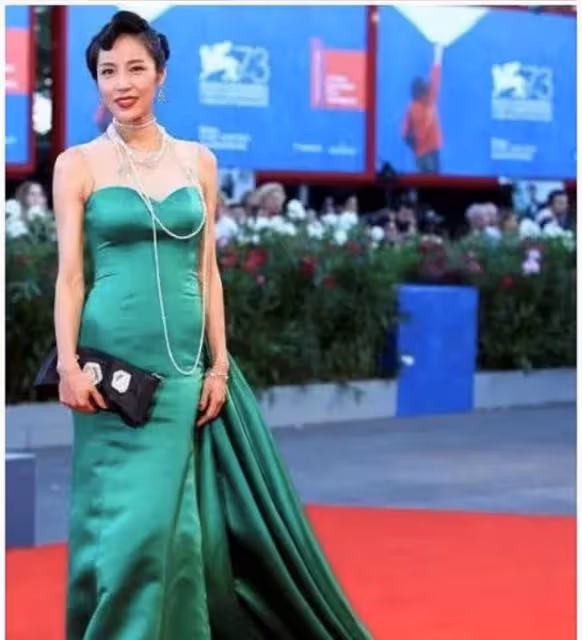 明星的紅毯意外有多驚險?有人被撲倒強吻,有人身體不適直接暈倒