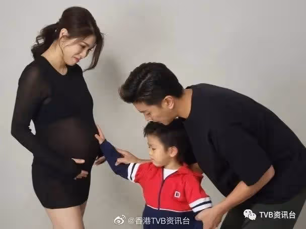 一家「四」口拍大肚寫真！TVB當紅小生老婆肥肚不肥人超漂亮