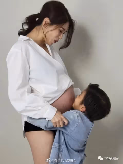 一家「四」口拍大肚寫真！TVB當紅小生老婆肥肚不肥人超漂亮