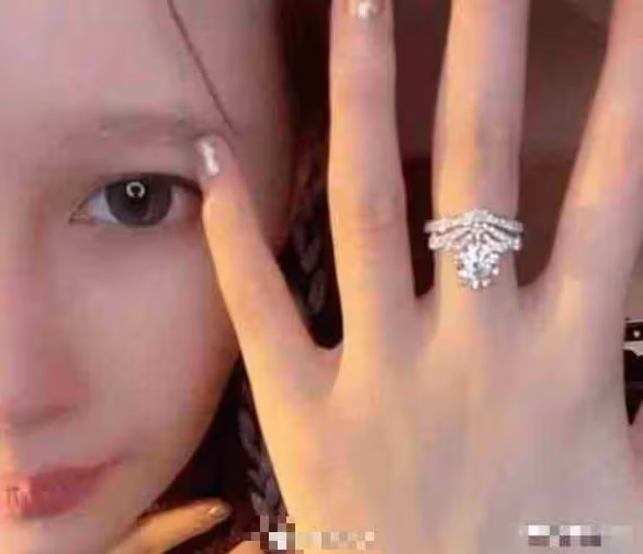趙本山女兒訂婚,男方臉上撲厚粉抹口紅,缺乏陽剛但長臉堪比老趙