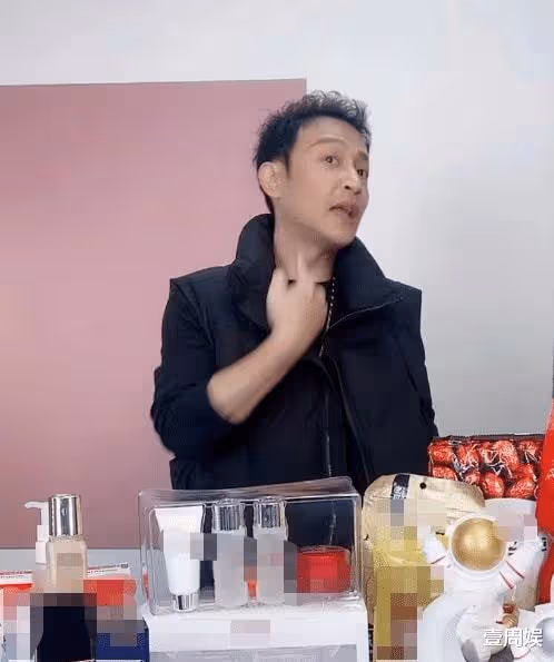 50歲陳志朋帶貨太拼了，深夜在直播間賣唱，網友：終於正常了！