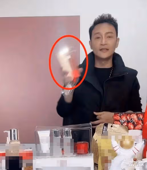 50歲陳志朋帶貨太拼了，深夜在直播間賣唱，網友：終於正常了！