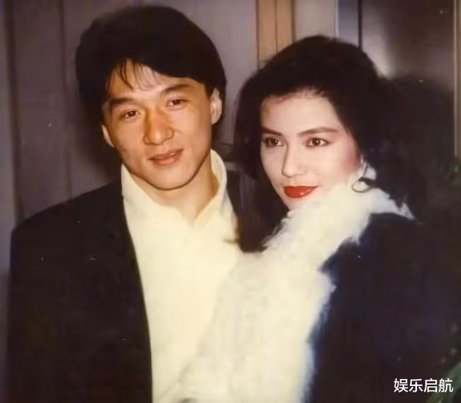 成龍對林鳳嬌一見鍾情,卻又求而不得,最終在好友的幫助下他才抱得美人歸