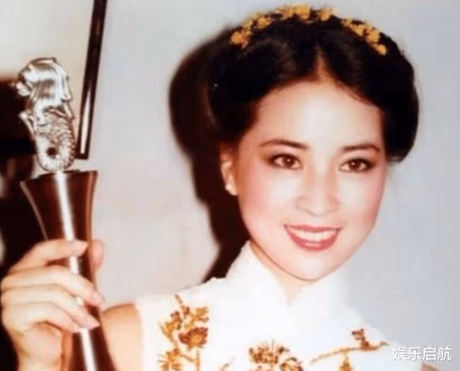 成龍對林鳳嬌一見鍾情,卻又求而不得,最終在好友的幫助下他才抱得美人歸