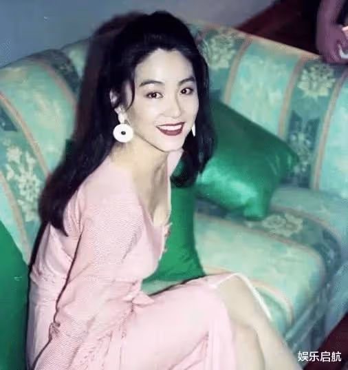 成龍對林鳳嬌一見鍾情,卻又求而不得,最終在好友的幫助下他才抱得美人歸