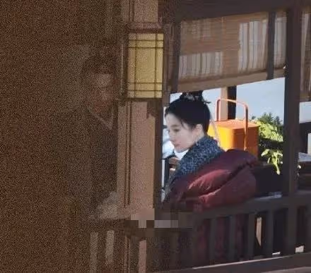 劉亦菲「天仙」人設終於崩了?與陳曉「熱戀」曝光,私密吻照還被偷拍…