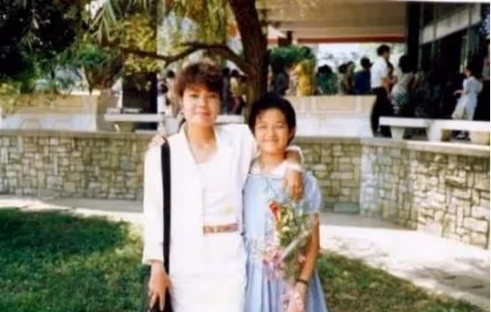 打唇釘、紋花臂，為愛摘子宮永不婚，周迅閨蜜范曉萱才是真的豪橫
