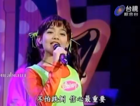 打唇釘、紋花臂,為愛摘子宮永不婚,周迅閨蜜范曉萱才是真的豪橫